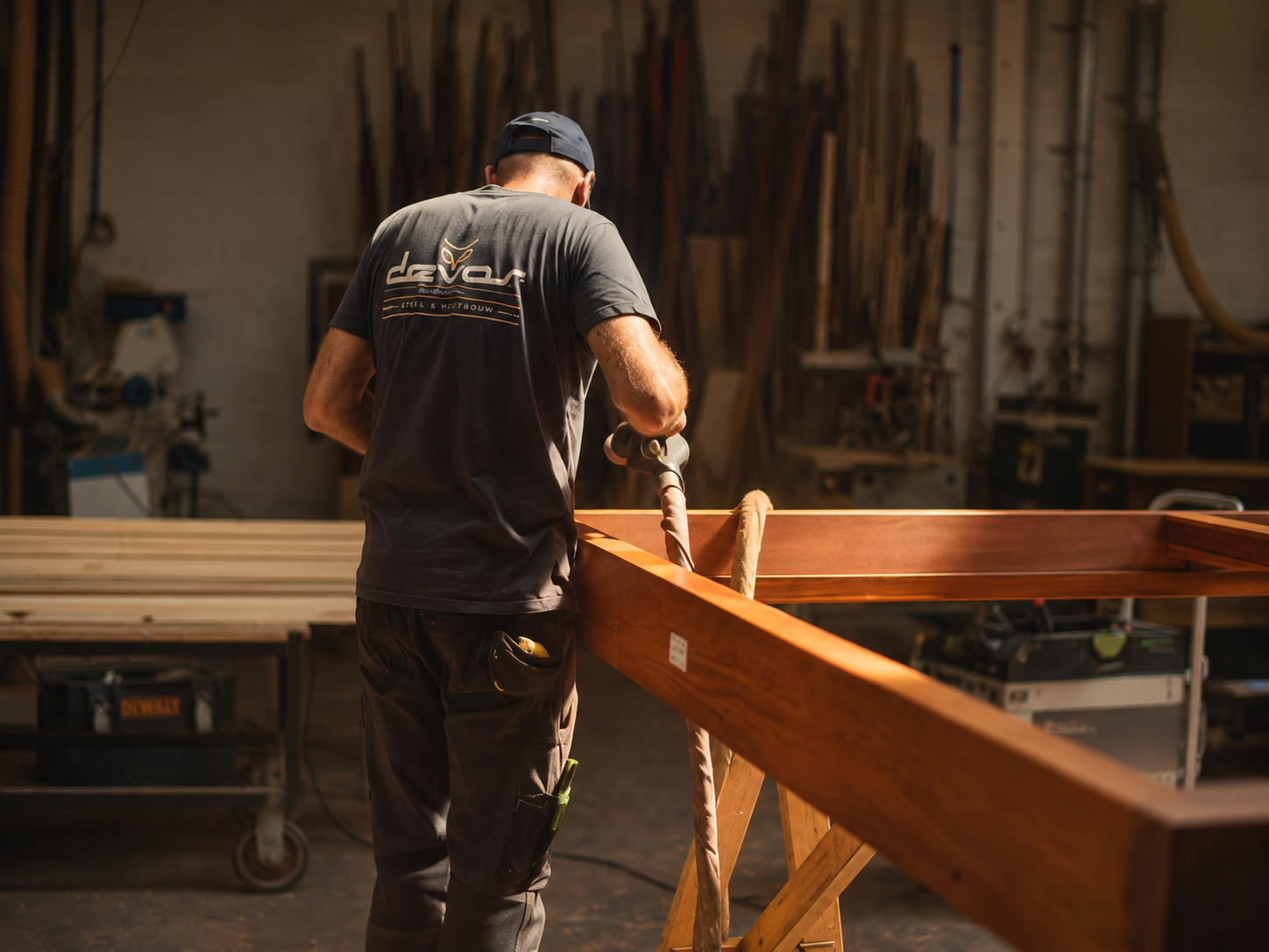Vakman van Devos BV aan het werk in het atelier