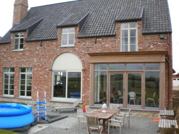 Landelijke woning met houten ramen en deuren op maat