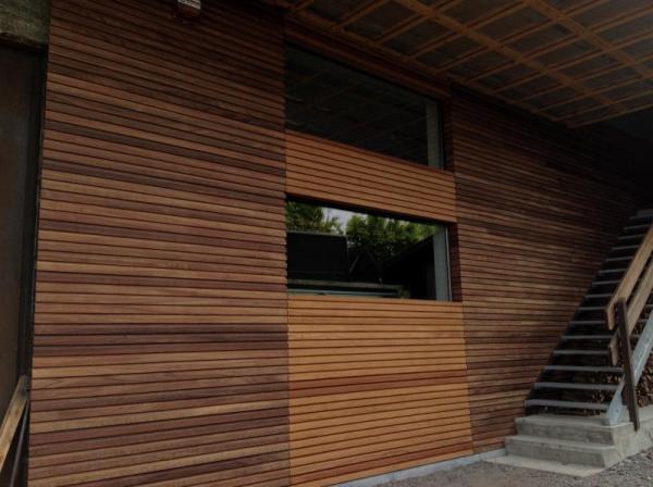 Detail van houten gevelbekleding