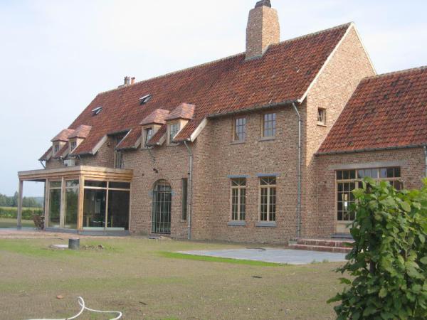 Landelijke woning met houten ramen en grote glaspartijen