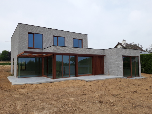 Hedendaagse woning met houten buitenschrijnwerk
