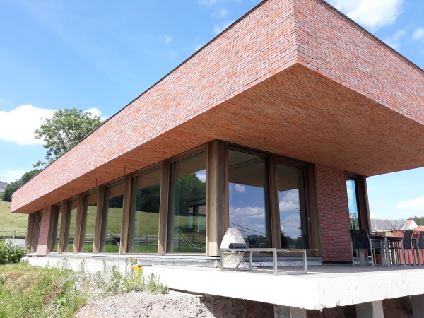 Moderne woning met grote houten glaspartijen