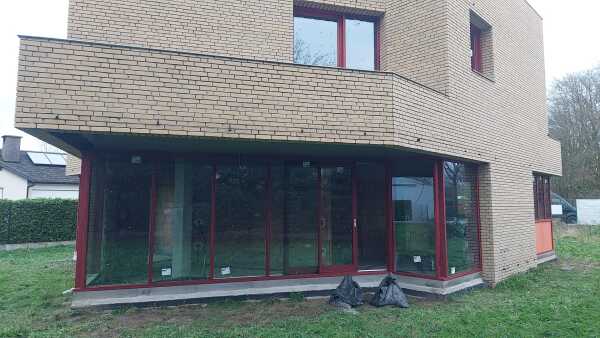 Grote houten glaspartijen in een moderne woning