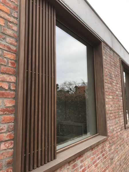 Houten maatwerkraam in moderne architectuur