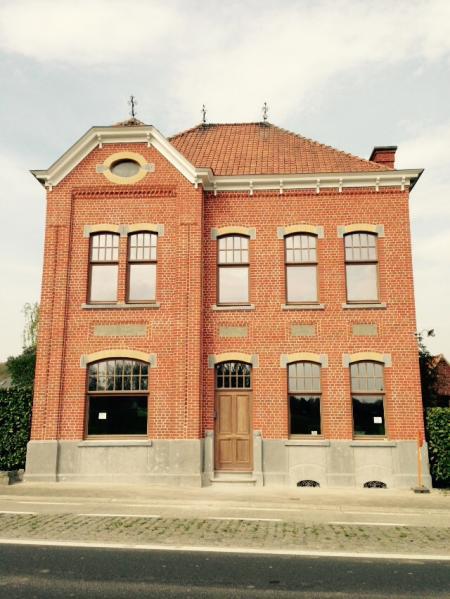 Klassieke woning met houten ramen en deuren